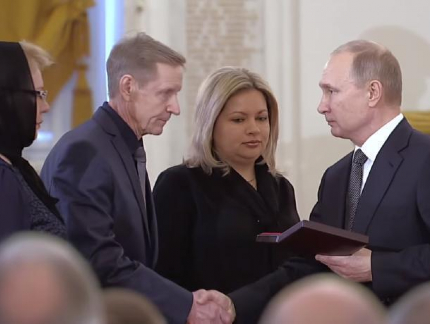 Путин вручил «Золотую Звезду» родителям и вдове погибшего воронежского летчика