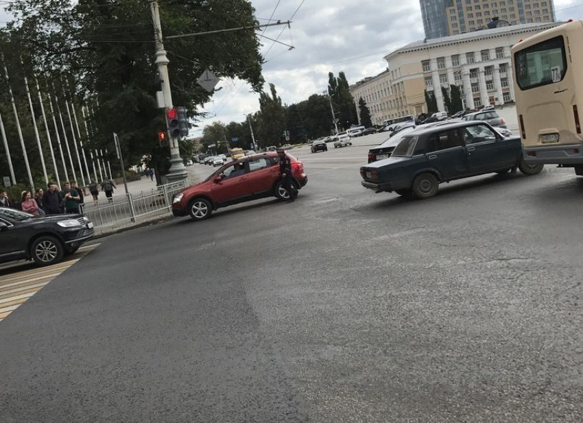 Воронежцы высмеяли заблудившийся в центре города автомобиль