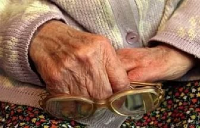В Воронеже сосед ограбил пенсионерку, пользуясь ее беспомощностью
