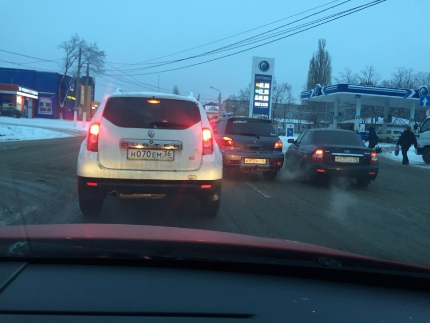 Снег спровоцировал огромные пробки в Воронеже 