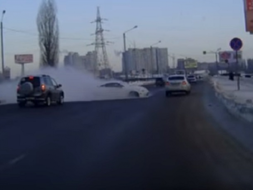Зрелищный полет спортивного автомобиля в Воронеже попал на видео