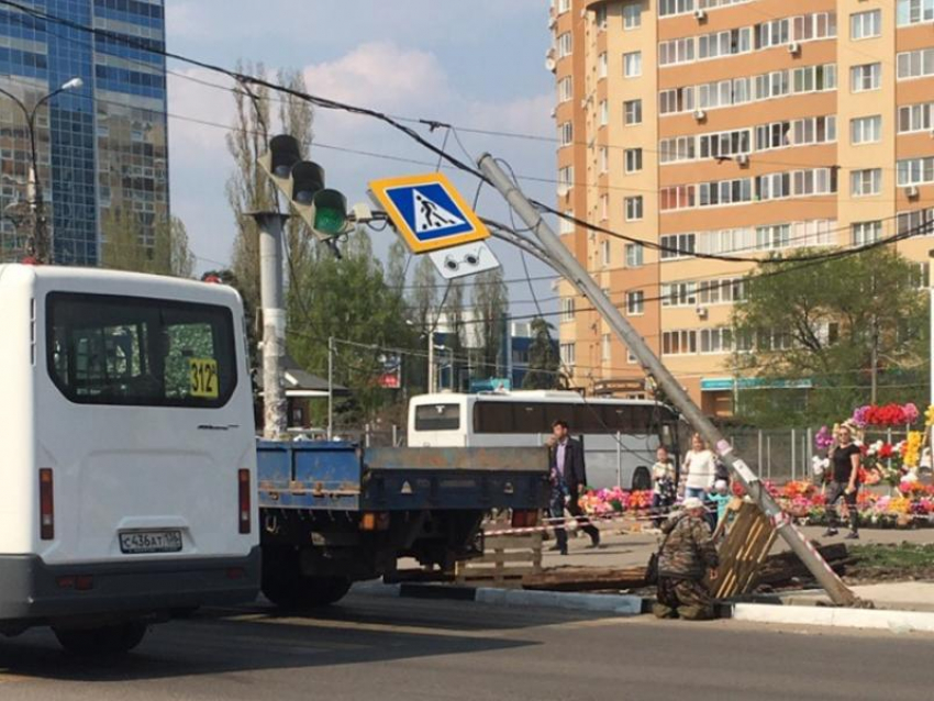 Покосившийся светофор в Воронеже пришлось держать инвалиду без ног 