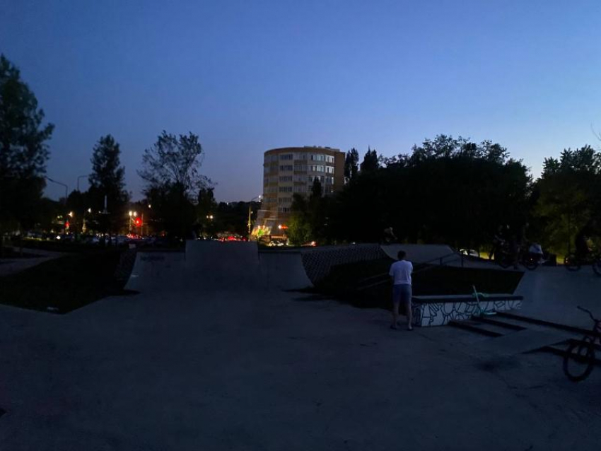 Темнота – друг молодежи: в Воронеже забыли осветить скейт-парк 