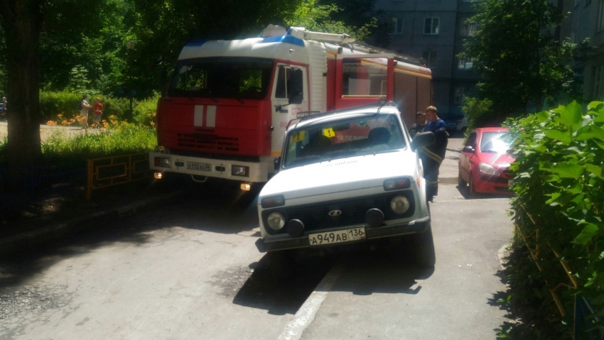 Спасатели не смогли подъехать к месту пожара из-за парковки «Нивы» в Воронеже 