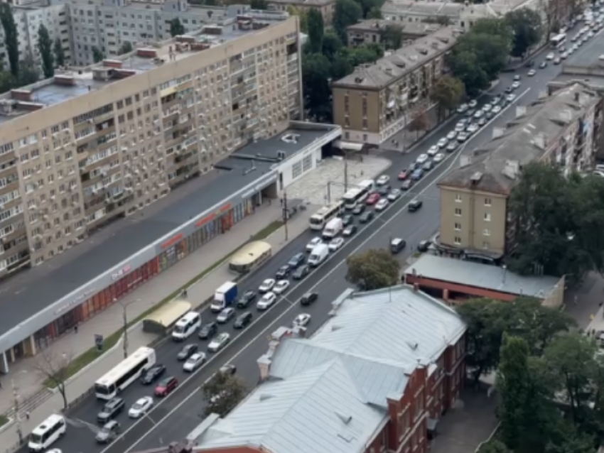 Гигантская пробка образовалась в Воронеже из-за крестного хода