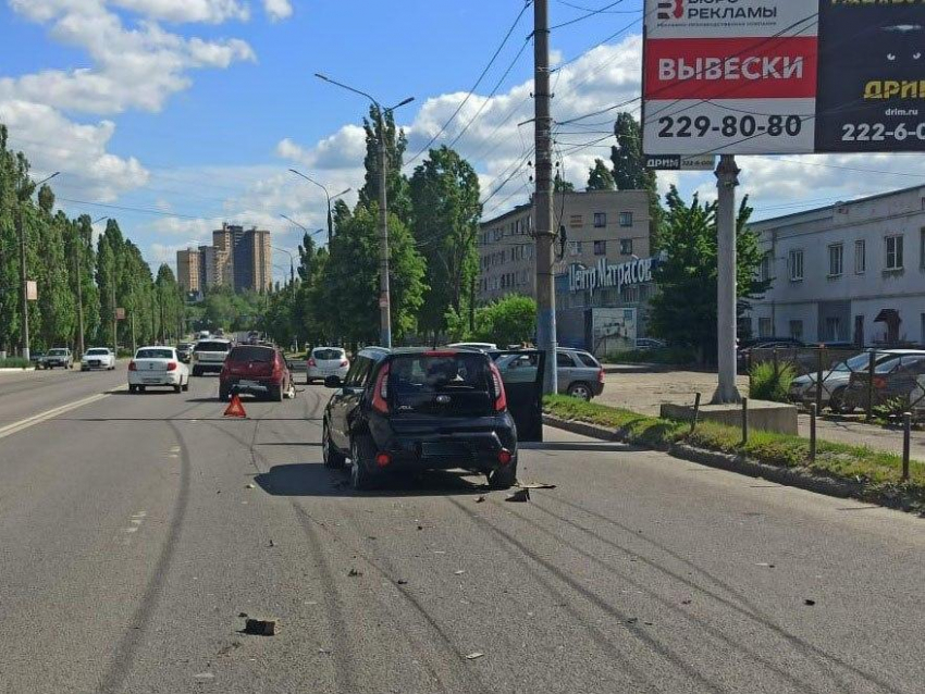 Невнимательность за рулем стала причиной тройного ДТП в Воронеже