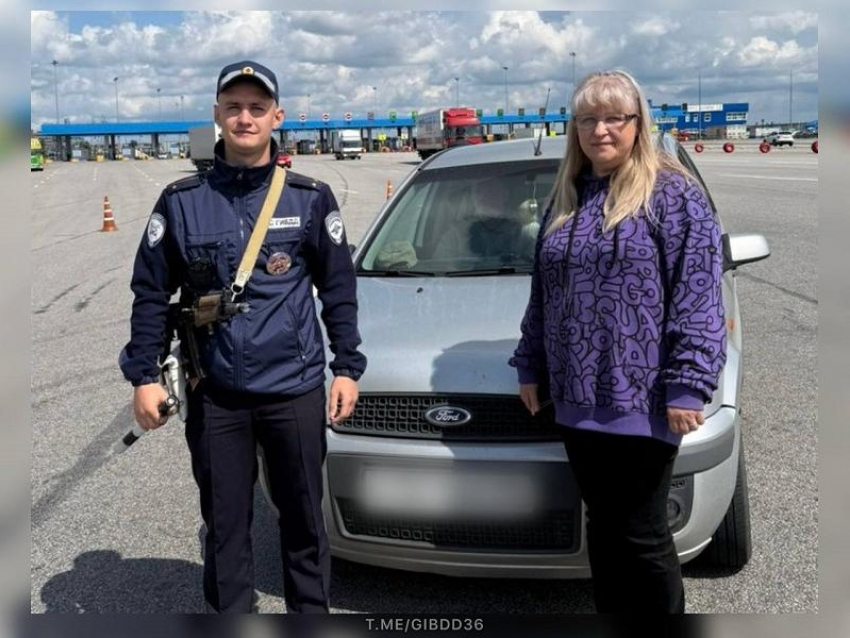 Автоинспекторы помогли забывчивой женщине вернуть документы на трассе под Воронежем