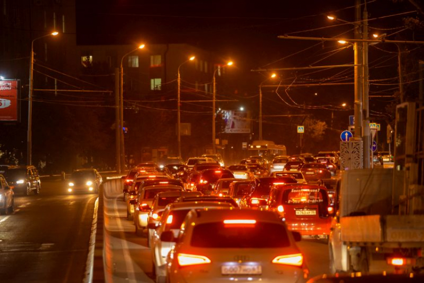 Водитель иномарки спровоцировал массовую аварию и скрылся в Воронеже