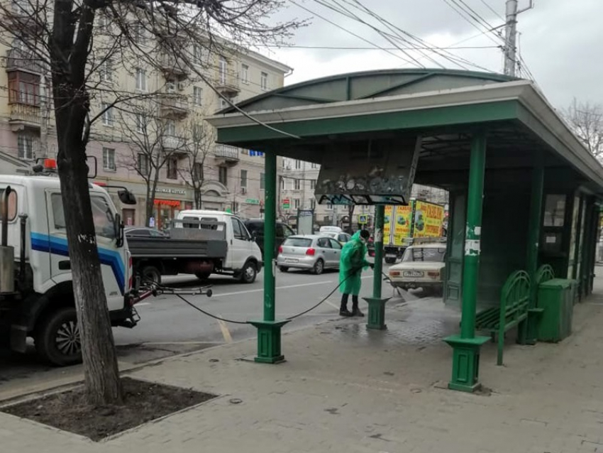 Автобусные остановки обработали от коронавируса в Воронеже