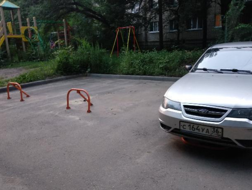Массовый захват парковки во дворах «лягушками» возмутил жителей Воронежа