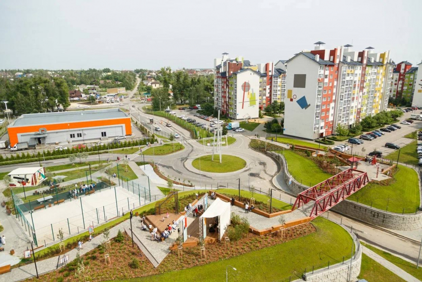 Авангардные многоэтажки и арт-объекты в человеческий рост: настоящее искусство появилось в новом ЖК под Воронежем  