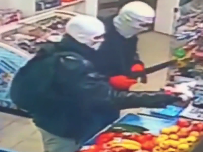 Вооруженных налетчиков осудили в Воронежской области после разбоя в магазине 