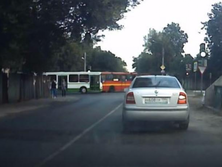 Хамские гонки автобусов сняли на видео в Воронеже 