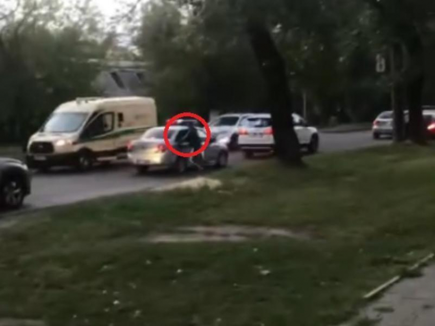 Страстное желание мужчины сесть в машину ДПС сняли в Воронеже