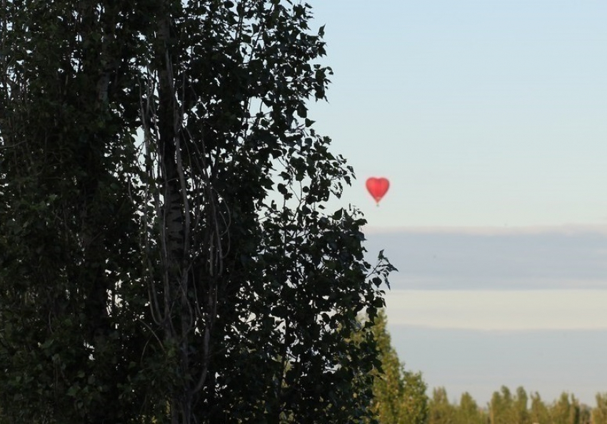 Воздушный шар в виде огромного сердца над Машметом восхитил воронежцев