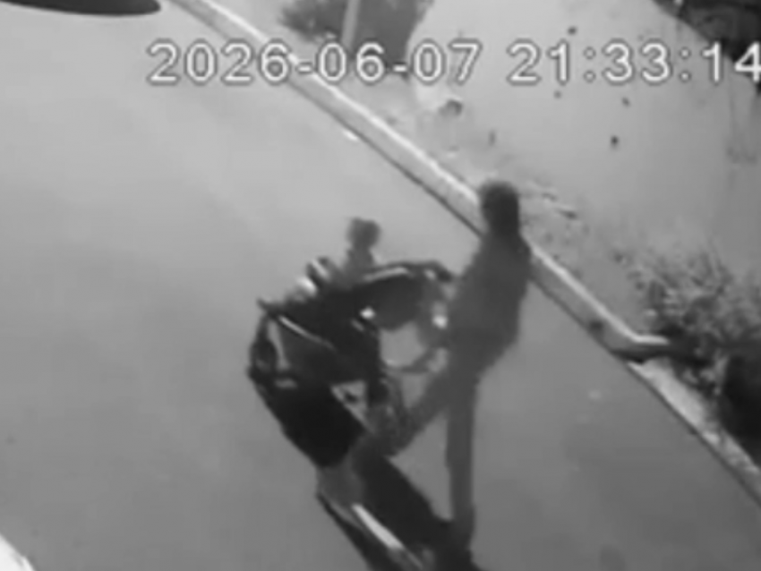 Мама с коляской под шумок украла чужой самокат и попала на видео в Воронеже