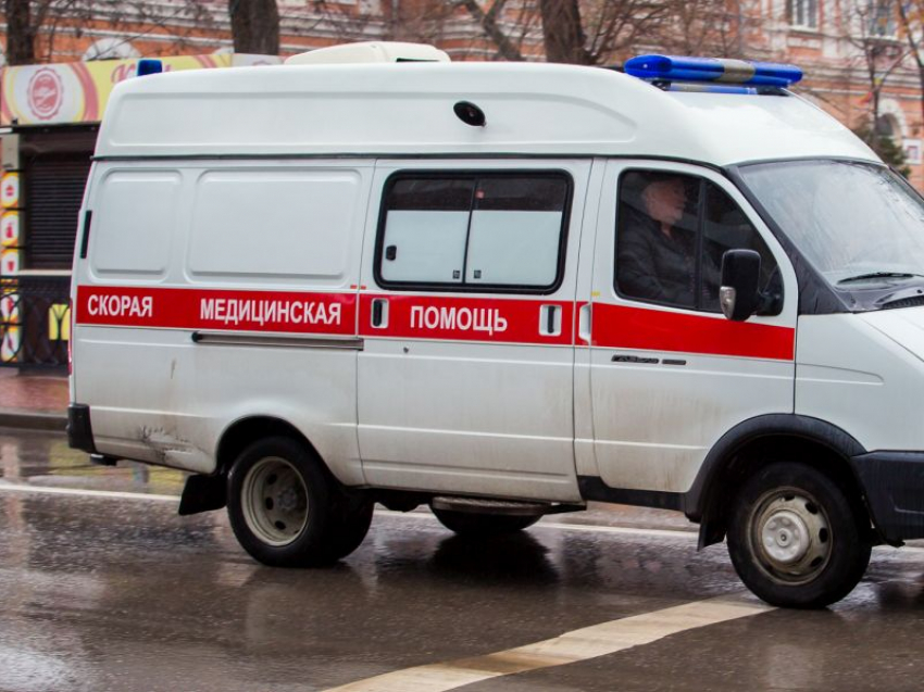Водитель мопеда скончался, влетев в световую опору в Воронежской области