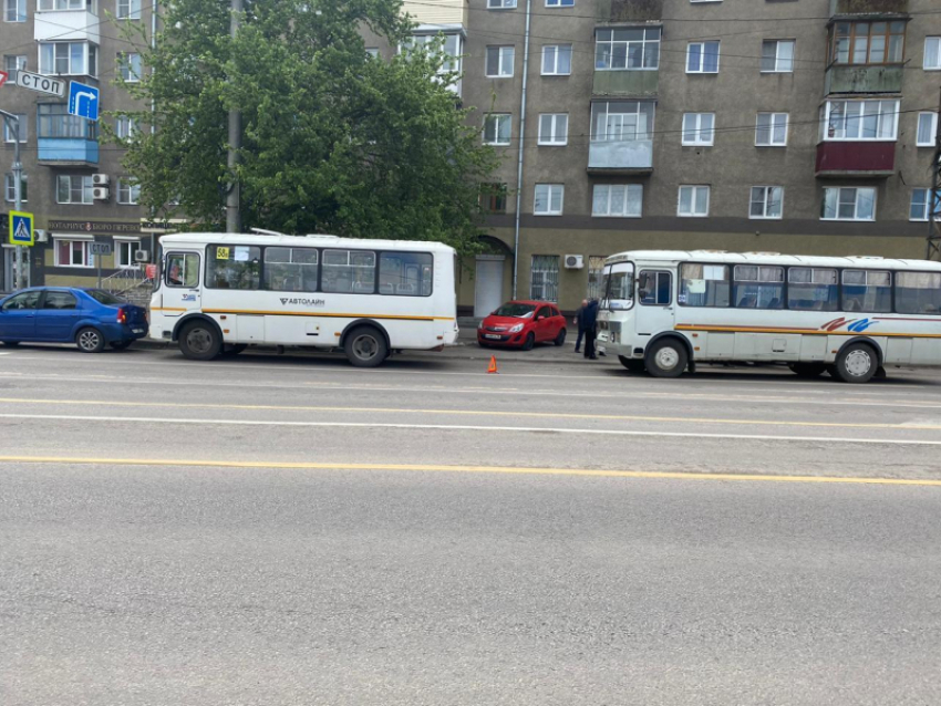 Два автобуса с пассажирами и легковушка столкнулись в Воронеже 