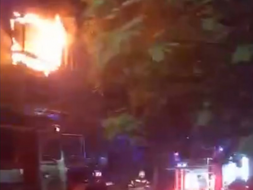 В Сети появилось видео мощного пожара в доме на Молодогвардейцев в Воронеже