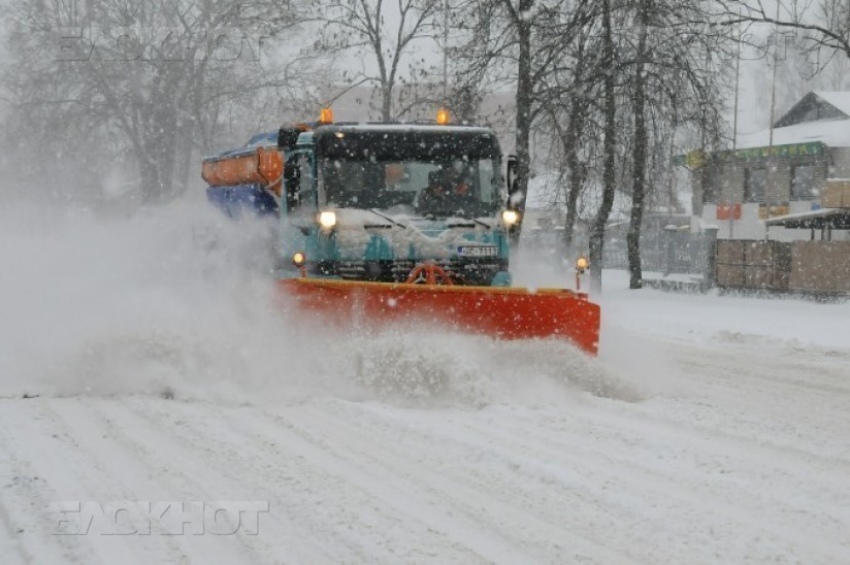 Воронежские власти рассказали, как коммунальщики чистили снег прошедшей ночью