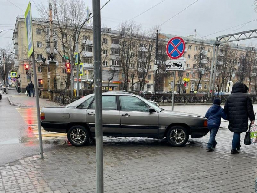 Жители запечатлели хамскую парковку на пешеходном переходе в центре Воронежа