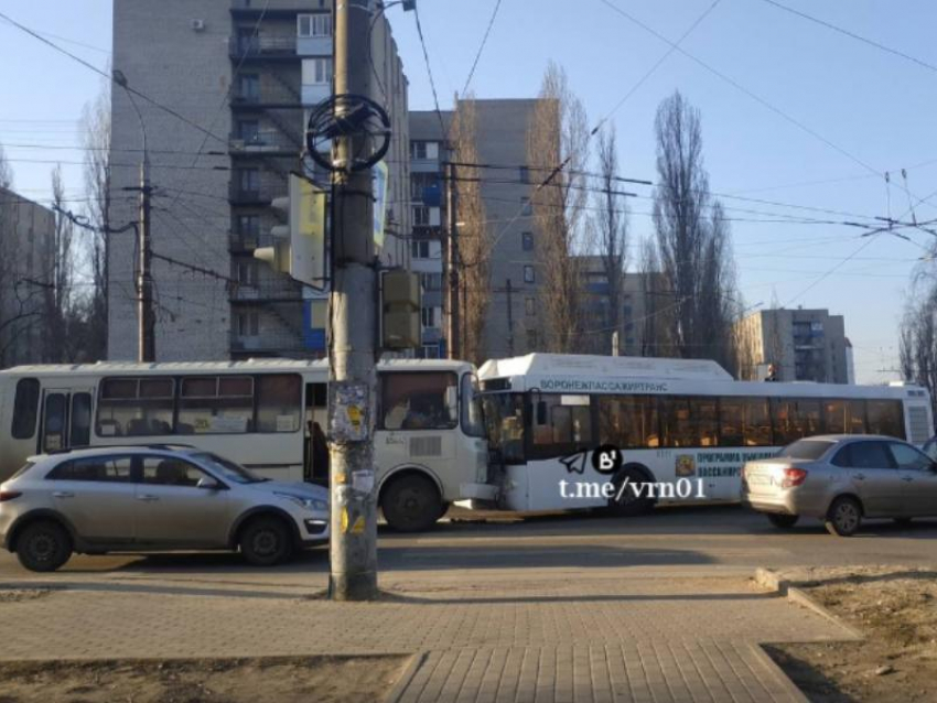 Последствия лобового ДТП с двумя автобусами показали в Воронеже 