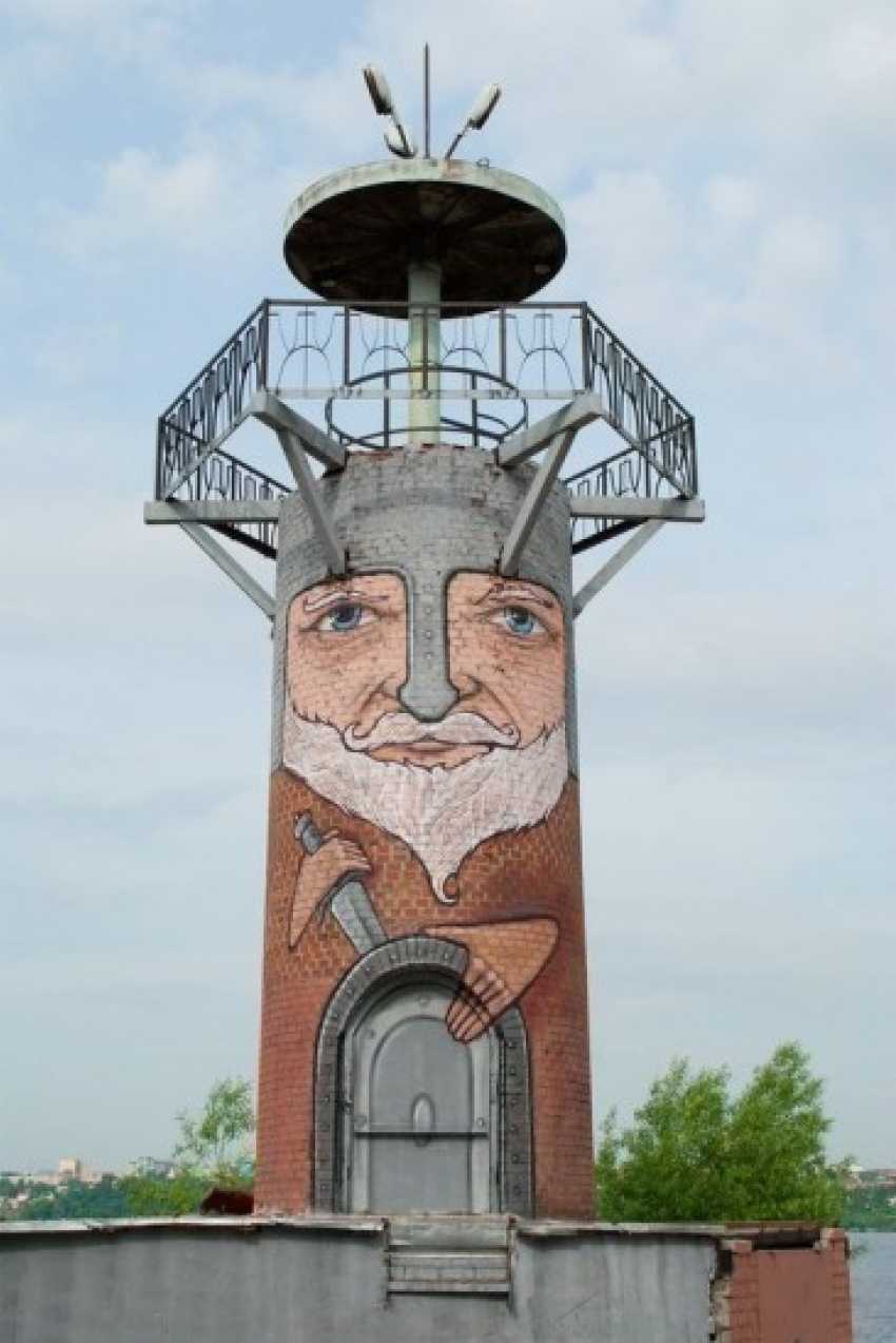 Уличный художник разрисовал маяк в воронежском парке «Дельфин»