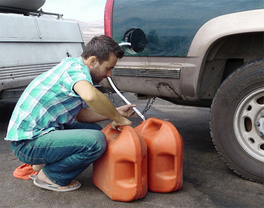 16-летнего парня заставили сливать бензин с машин в Воронежской области