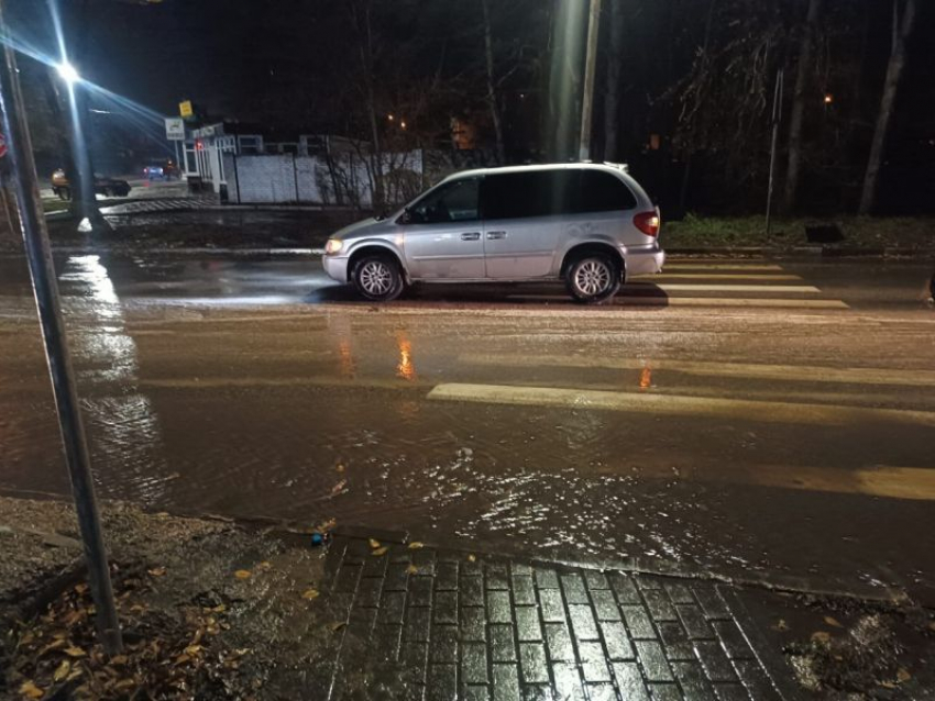 Иномарка сбила двух человек в воронежском микрорайоне Придонской: пострадала 10-летняя девочка