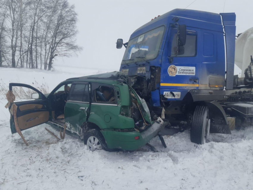 Последствия ДТП с фурой показали на воронежской трассе 