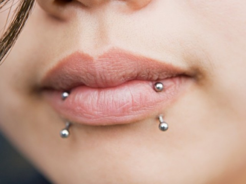 Body piercing. Лабрет губа Монро медуза. Лабрет пирсинг Ламберт.