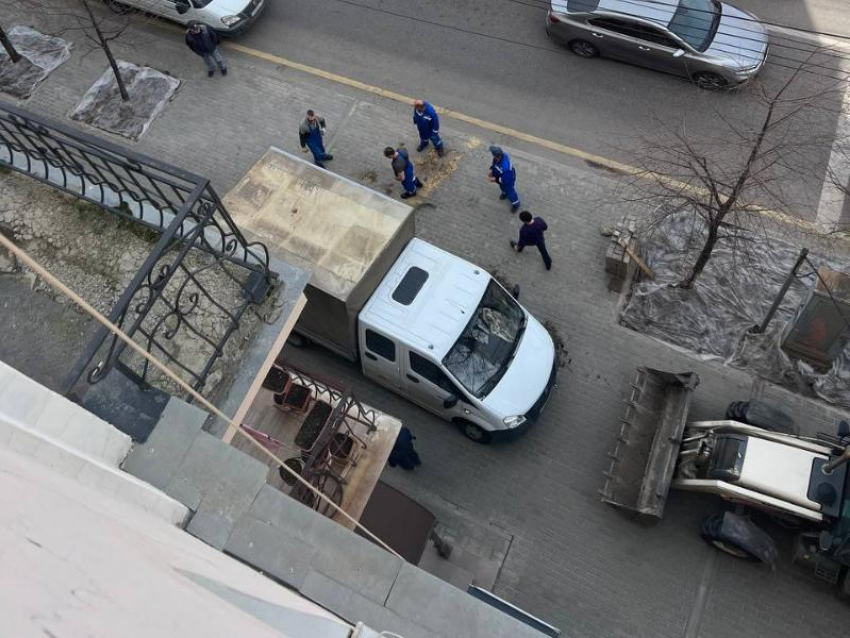 На месте взрыва проводки провалился грузовик в центре Воронежа 