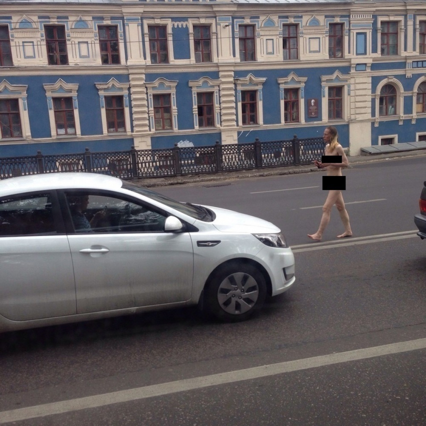 Голая женщина шла посреди дороги в Воронеже