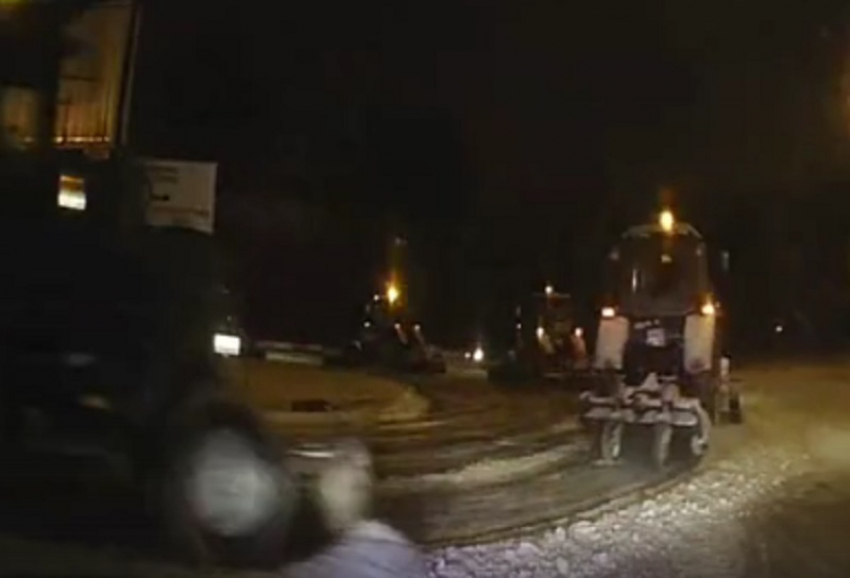 Снегоуборщики изгалялись над водителями, забыв о ПДД в Воронеже 