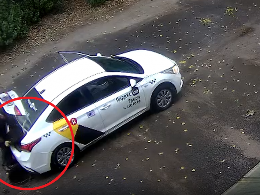 Таксиста «Яндекса» заметили за кражей люка в Воронеже
