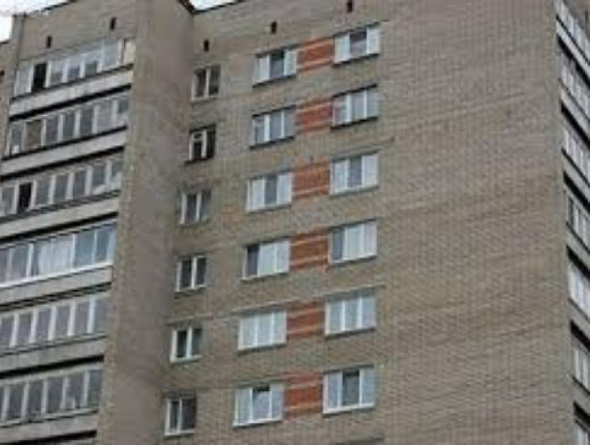 В Воронеже мужчина упал с 12 этажа на крышу магазина 