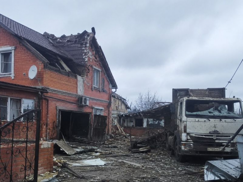 Частный дом, хозпостройки и грузовик был повреждены из-за обломков БПЛА в Воронежской области