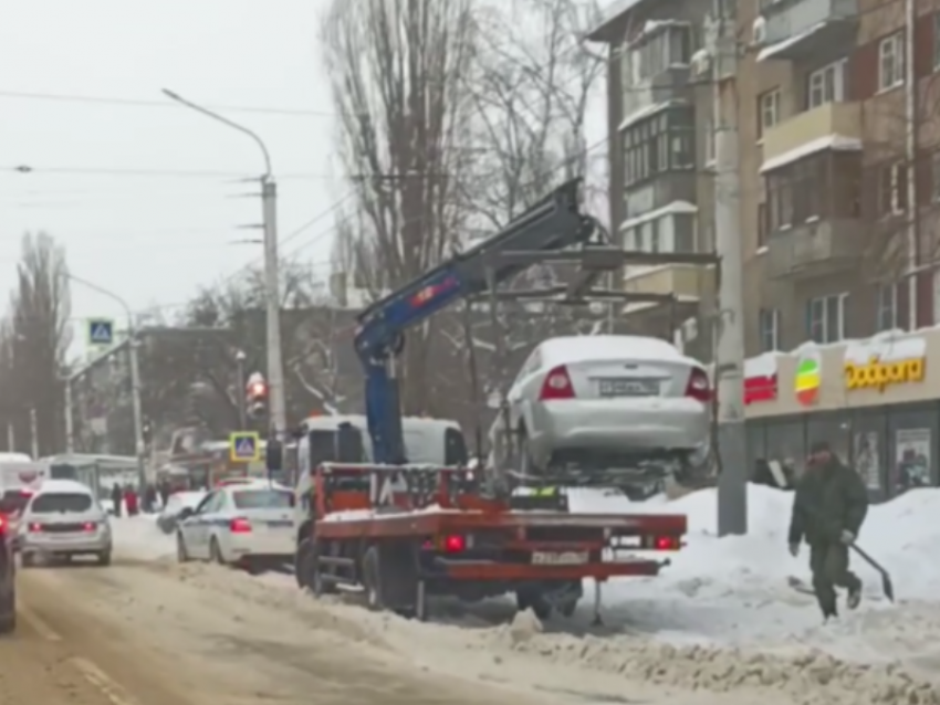 Машины, мешающие уборке снега, начали эвакуировать в Воронеже