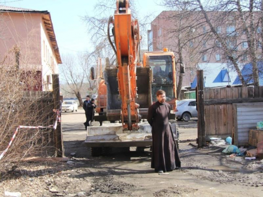 Священник, служивший в Воронеже, стал живым щитом при сносе дома пенсионерки 