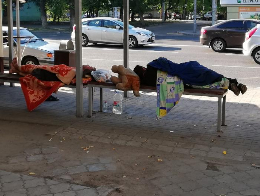 Воронежцев умилила пара, по-домашнему спящая на остановке