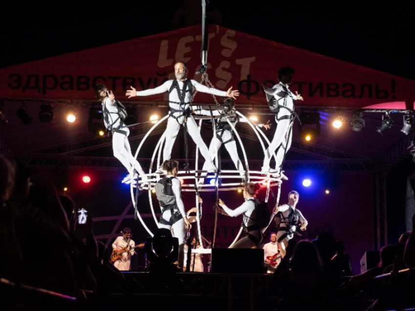Безумную акробатику на высоте 40 метров показали испанцы в Воронеже