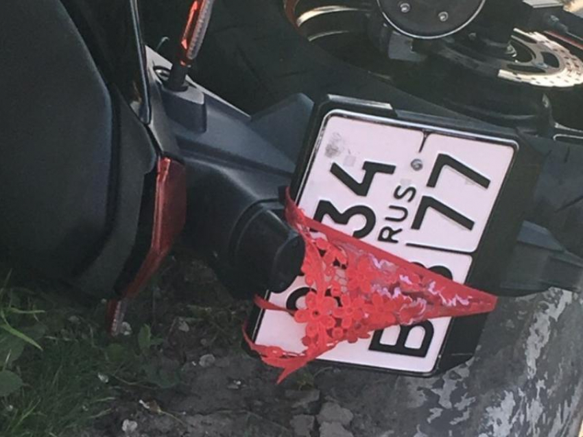 Байкерша со стрингами на номерах разбила мотоцикл в Воронеже