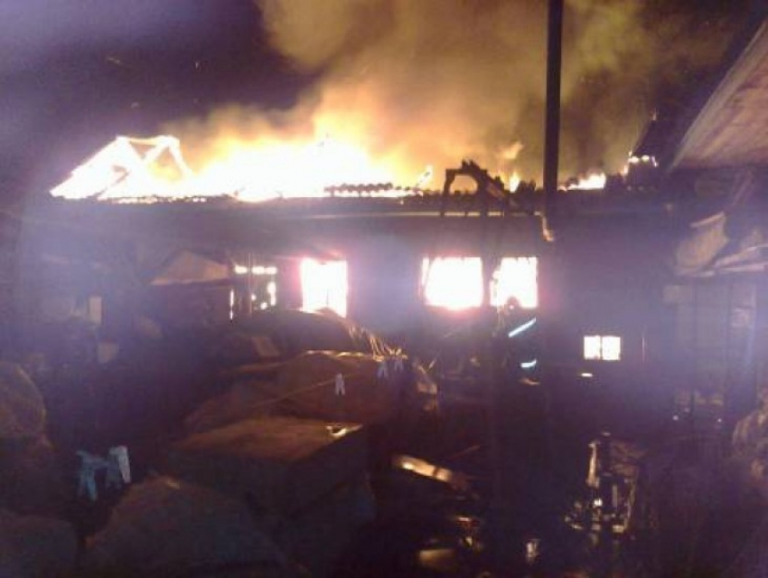 В Кантемировском районе из-за замыкания электропроводки загорелся дом