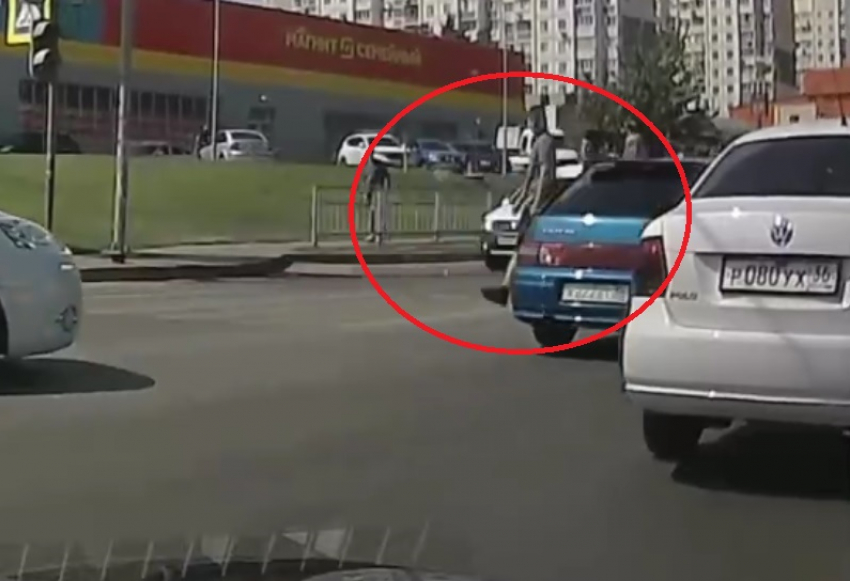 Страшная трагедия чудом обошла пешеходов в Воронеже