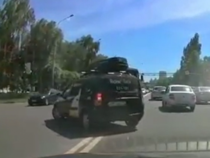Водителя такси застукали за гнусным нарушением на дороге в Воронеже