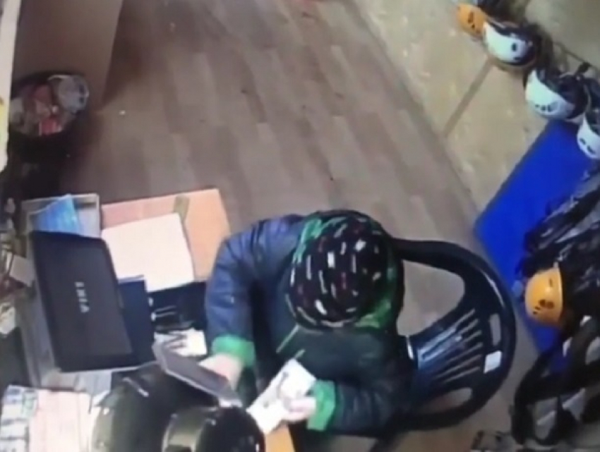 Ребенок, обчищающий кассу веревочного парка в Воронеже, попал на видео