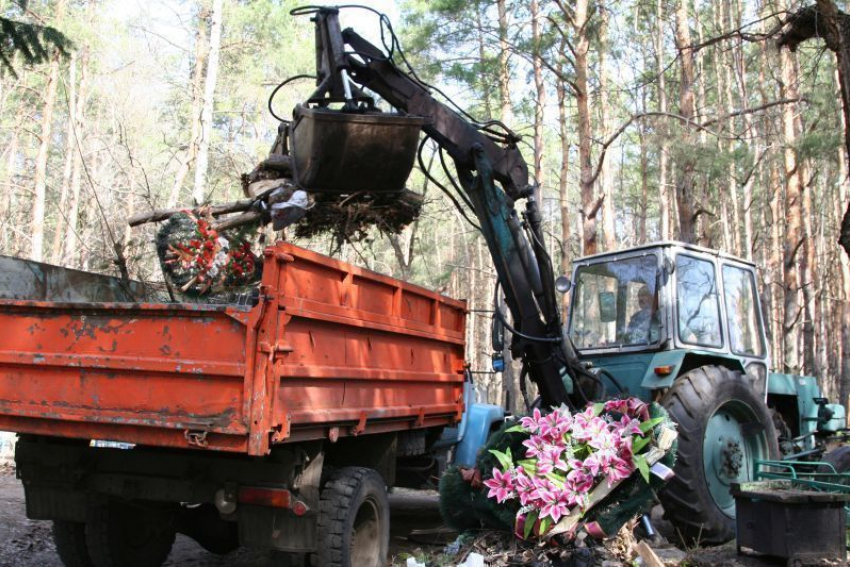 В преддверии Пасхи в Воронеже начали убирать городские кладбища