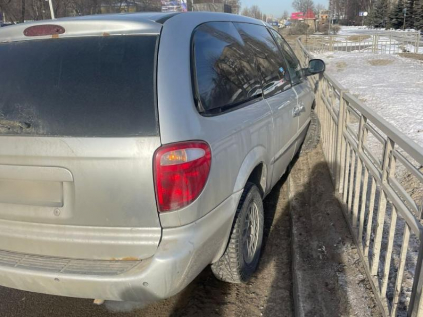 Водитель «Газели» случайно врезался в Dodge при перестроении и отправил младенца в больницу в Воронеже 