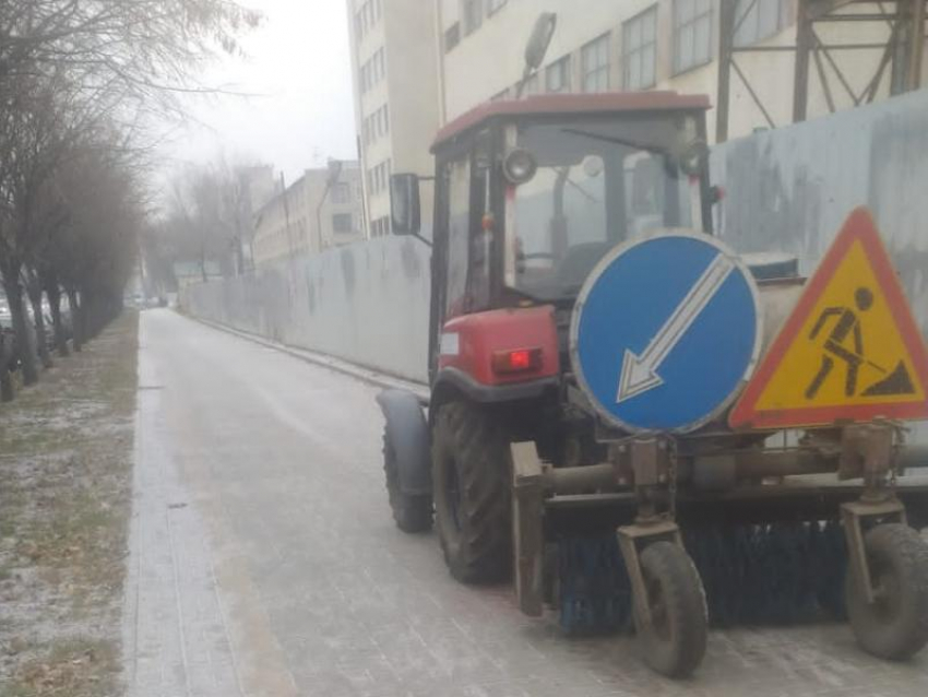 Сражение коммунальщиков с ноябрьским снежком показали в Воронеже 