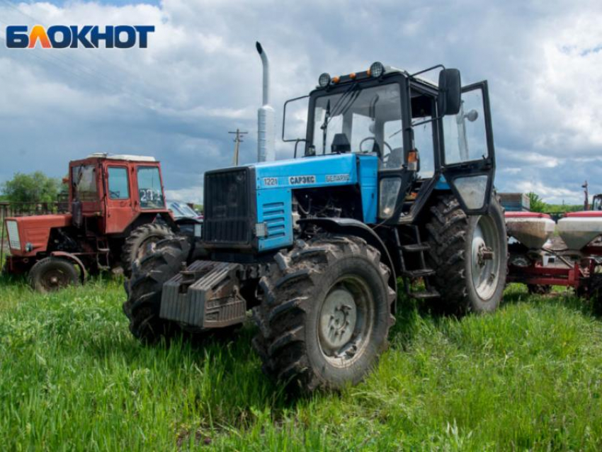 Колесо движущегося трактора ударило в грудь механика в Воронежской области 